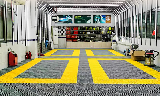 Otras características Las baldosas de suelo de plástico antideslizante para el lavado de automóviles y el material de PP duradero