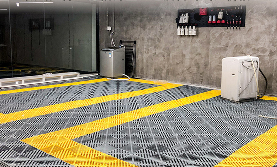 Tejas de suelo de plástico de garaje versátiles y fáciles de instalar para lavaderos de autos