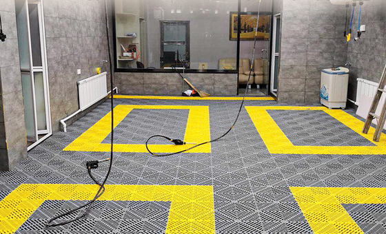 Rejilla de empalme de agua resistente al lavado de coches de plástico para el piso de garaje en 40 * 40 * 4cm Tamaño